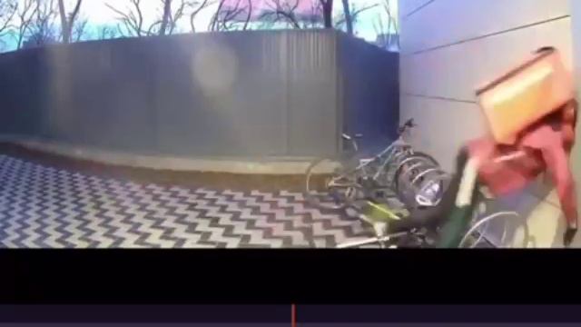 Доставщик еды)