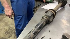 Замена разбитого подвесного подшипника правого привода на Вольво С30.