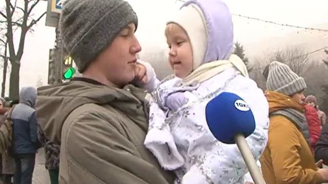 Сотни дедов морозов по доброй традиции прошли по центру Курска смотреть онлайн
