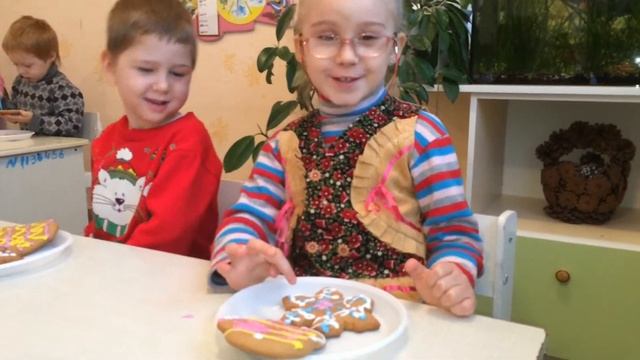 Младшая группа детского сада №22 готовит Пряники. Кулинарная Мастерская на выезде) смотреть онлайн