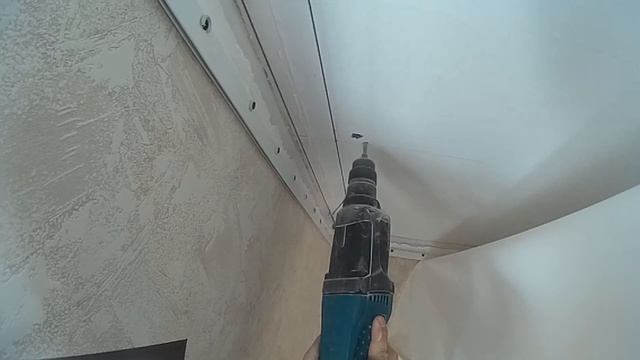 Установка потолочного карниза на натяжной потолок Потолочные будни 4