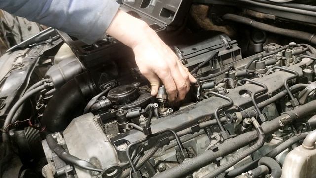 Демонтаж прикипевшей и сифонящей форсунки на Mercedes-Benz W220 S320cdi смотреть онлайн