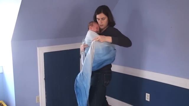 Front Reinforced Torso Sling Carry with a Newborn смотреть онлайн