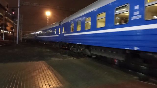 мне помахали!!! отправление чс4т 592 с поездом Брест-Санкт Петербург. смотреть онлайн
