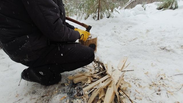 Быт в лесном лагере, зимний лес, пельмени на костре... смотреть онлайн