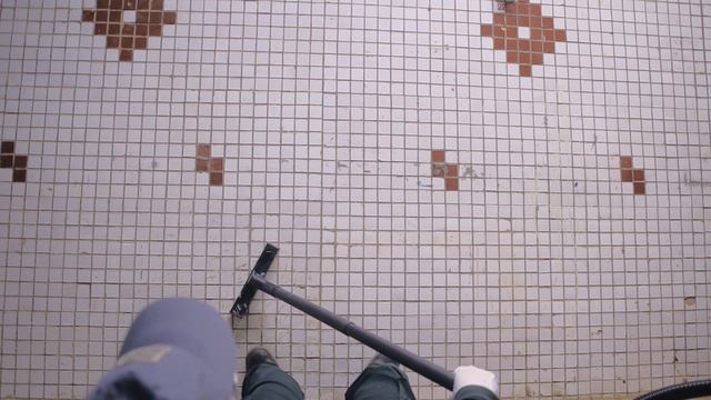 Как пылесосить пол, если мир перевернулся и встать не можешь