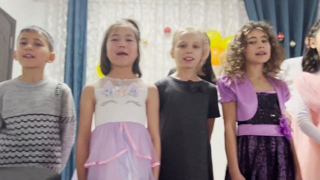 Песня "Новый год" исполняет "Вокальный ансамбль" Ленинской детской музыкальной школы смотреть онлайн