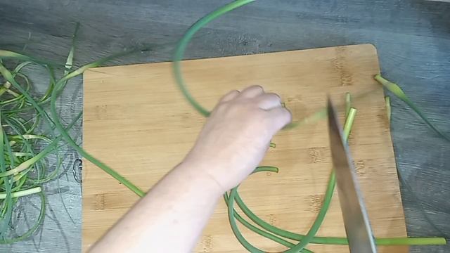 Чесночное масло и заморозка лука.Так вкусно и сохраняются все витамины.Блюдо из чесночных стрелок. смотреть онлайн