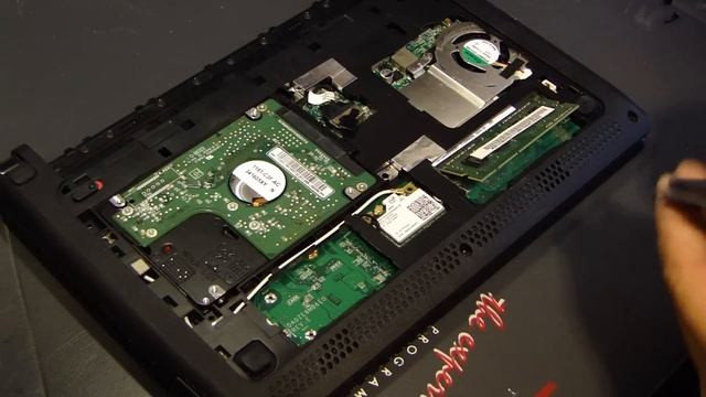 ACER ASPIRE ONE D257 Netbook 2GB Memory Upgrade and Keyboard Swap смотреть онлайн