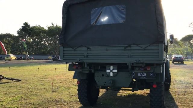 In Dept Tour Mercedes Benz Unimog 1300L, Truck 4x4 Koleksi para Jenderal смотреть онлайн