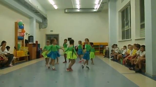 День матери / Праздник в детском саду/ танец звездочек и танец с ленточками смотреть онлайн