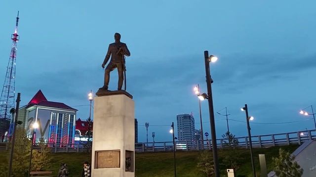 Сквер в районе Фуникулёра в вечернее время/Владивосток смотреть онлайн