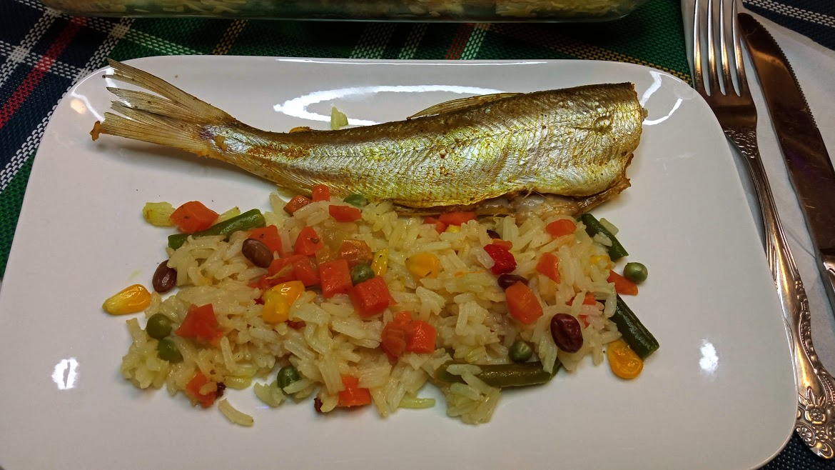 Сочная рыбка на вкусной подушке: отличное блюдо на каждый день