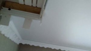 Как клеить потолочный плинтус на натяжной потолок. Багет, галтель.