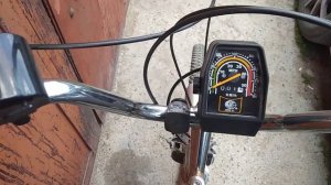 Механический спидометр на велосипеде.