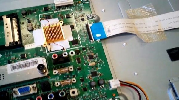 Телевизор Samsung LE32B450C4W не включается.