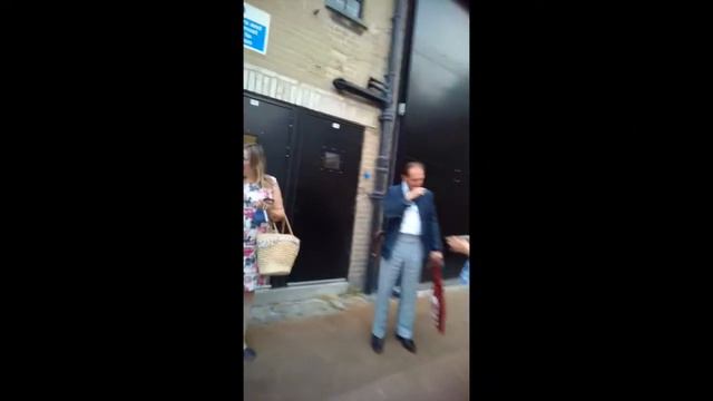 Fun with Ralph Fiennes on Theatre Tour Signing Autographs Lord Voldemort Harry Potter,James Bond смотреть онлайн