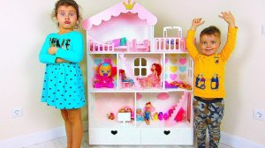 Милана и папа играют с домиком для кукол