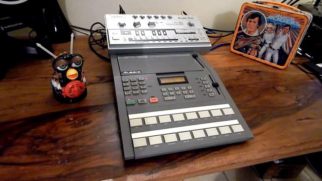 ALESIS HR16 CUSTOM LINN DRUM CHIP смотреть онлайн