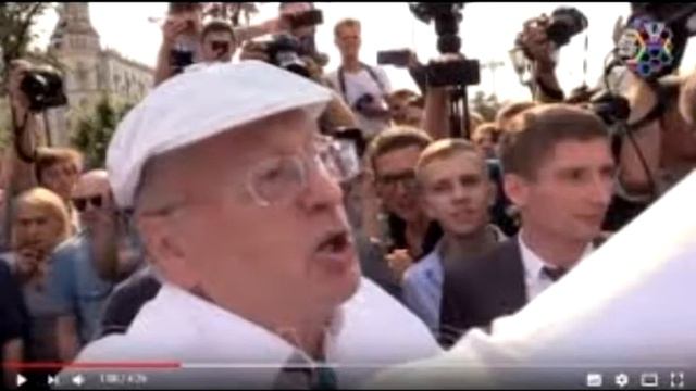 Жириновский устроил потасовку с митингующими в Москве смотреть онлайн