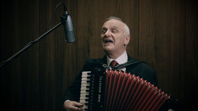 Leaning On The Everlasting Arms – William McCrea (Accordian) смотреть онлайн