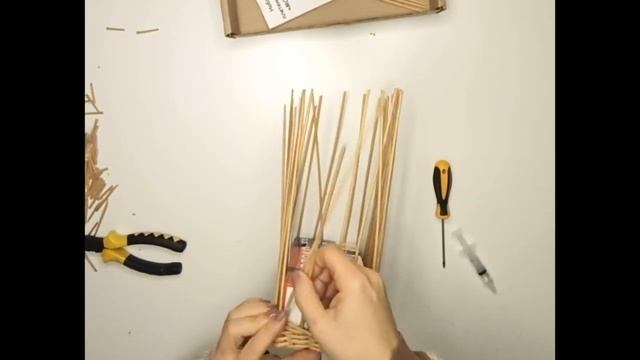Готовый набор для плетения корзинки из бумажной лозы. Подходит для новичков. смотреть онлайн