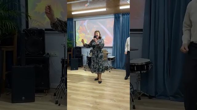 Ну не могла не похвастаться пением моей Людочки!!! Смотрите, и дяденька танцует среди девочек!!! смотреть онлайн