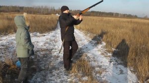 ребёнок стреляет с ружья