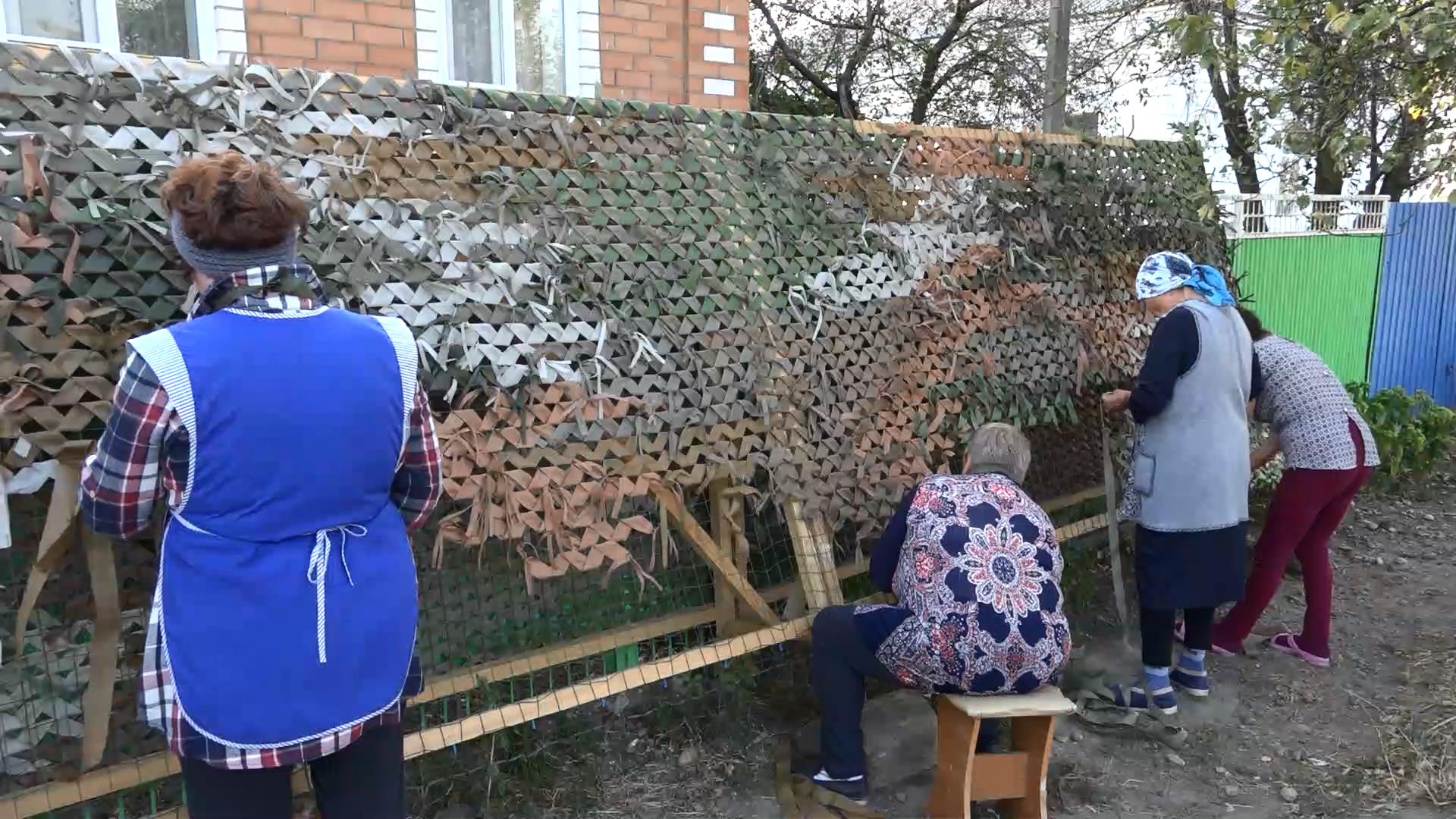 Добровольческая группа х.Чернышев плетет маскировочные сети для участников СВО смотреть онлайн