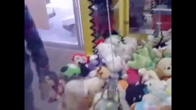 Как правильно достать игрушку из автомата - How to get a toy from a vending machine смотреть онлайн