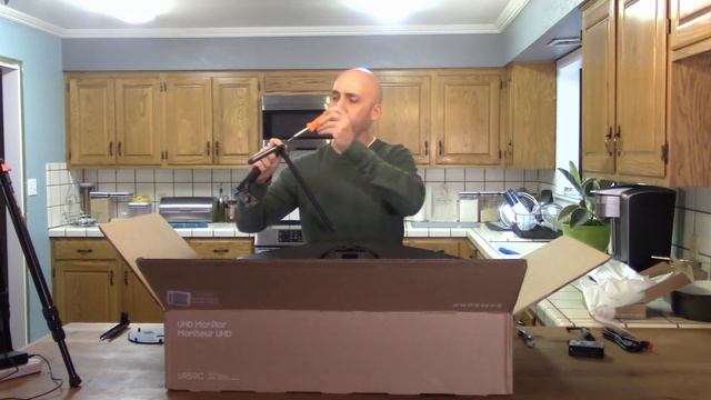 20221130 Unbox/Assemble - Samsung UR59C/U32R590CWN 32-Inch 4K Monitor смотреть онлайн