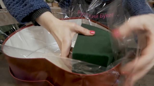 Букет своими руками: цветы в коробке | DIY Как собрать розы в коробке | РУССКИЙ БУКЕТ смотреть онлайн