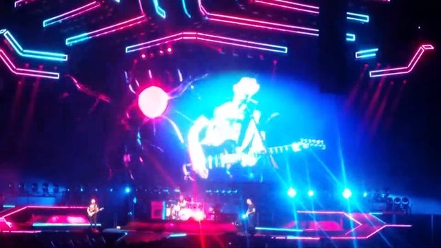 MUSE- "Plug In Baby" LIVE @ Oracle Arena Oakland смотреть онлайн