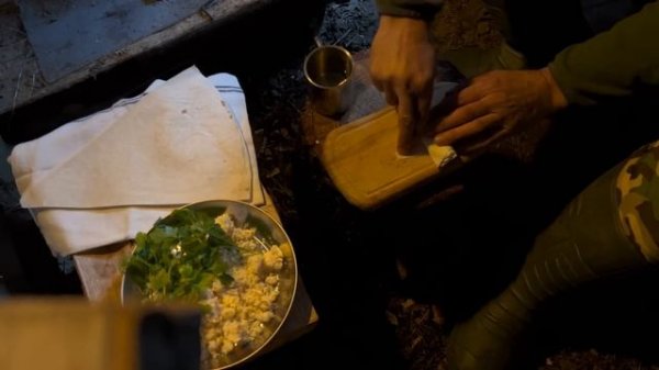 Spending the Night in a Log Cabin During a Snowstorm. Cozy Tree House. City Escape!