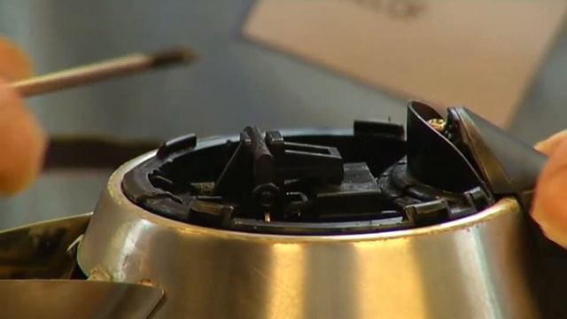 Repair-café repareert van waterkoker tot lekke band смотреть онлайн