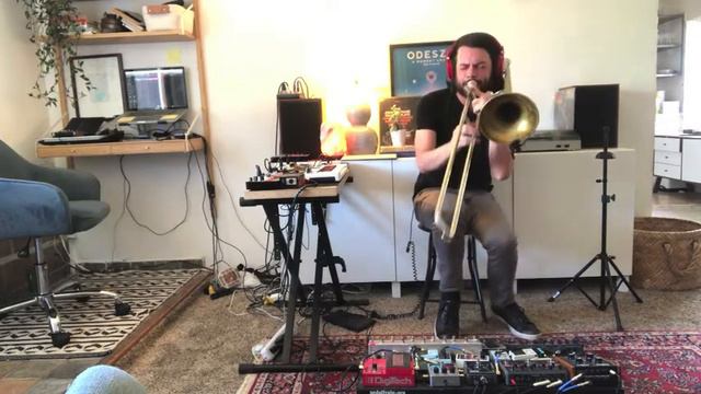 Trombone Improv with FX pedals and Looper смотреть онлайн