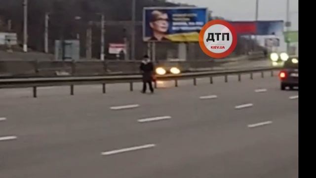 Киев. Столичное шоссе, Выдубычи. Прогулка. Скорость в левых рядах 90+ смотреть онлайн
