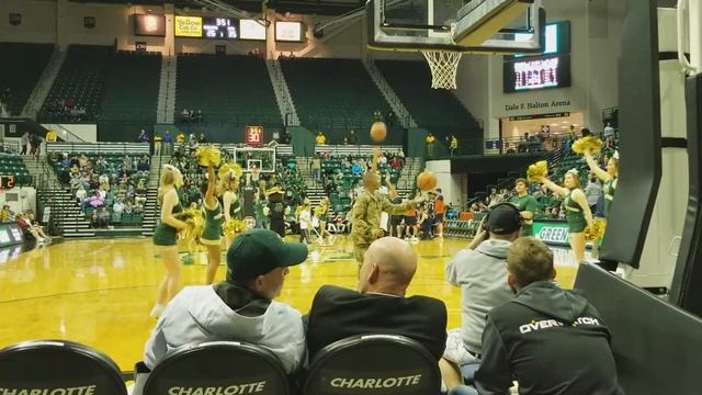 UNCC basketball game free throw shoot-out смотреть онлайн