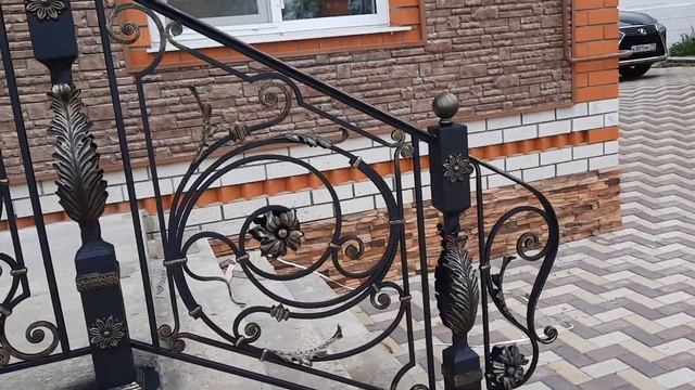 Кованое уличное ограждение в частном доме. смотреть онлайн