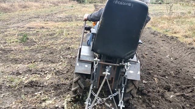 САМОДЕЛЬНЫЙ МИНИТРАКТОР плуг и первая пахота смотреть онлайн