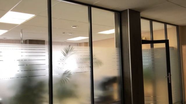 Офис завода из каркасных с двойным витражом и цельностеклянных перегородок и дверей