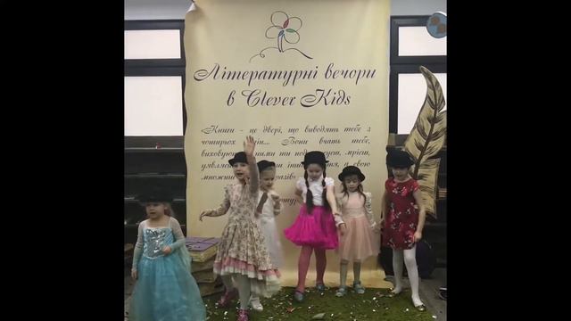 Смайлики на Новогоднем утреннике в Школе или New Year party at School смотреть онлайн