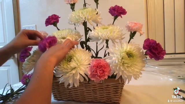 Super lindo en forma de triangulo #arreglofloralconcrisantemos #pasoapaso #trianguloconflores смотреть онлайн