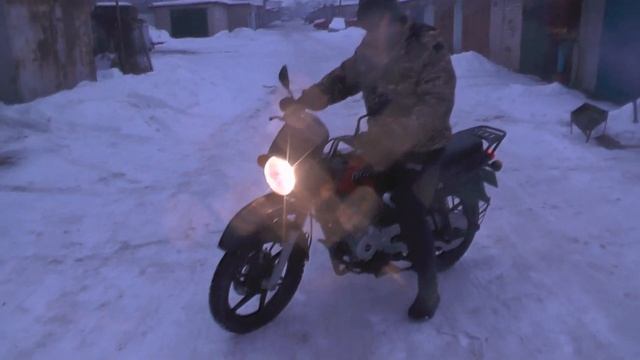 Bajaj Boxer 150x. Заезды, покатушки зимой на гаражах на мотоцикле Баджаж Боксер 150. смотреть онлайн