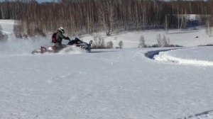 Горный снегоход по полям