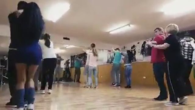 cursuri pentru adulti Salsa si Bachata смотреть онлайн