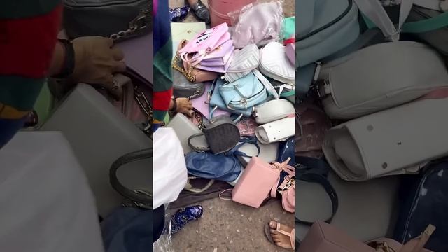 Trendy Bags ?️? for Rs 100 ? in #sarojininagarmarket ? #sarojininagar #sarojinihaul #bags смотреть онлайн