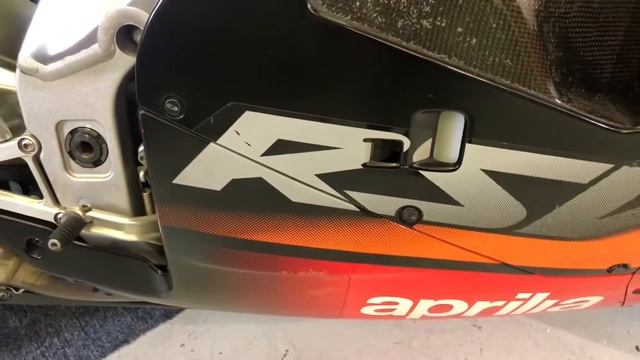 Aprilia RSV1000 Mille R смотреть онлайн