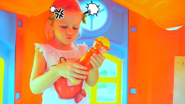 Stacy und die Puppe bauen ein Spielzeughaus