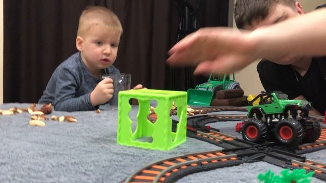 Играем с Максом: Железная дорогой в нашем игрушечном городе смотреть онлайн